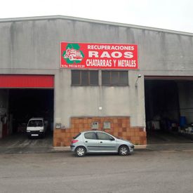 Hierros Y Metales La Carmen vehículos parqueados